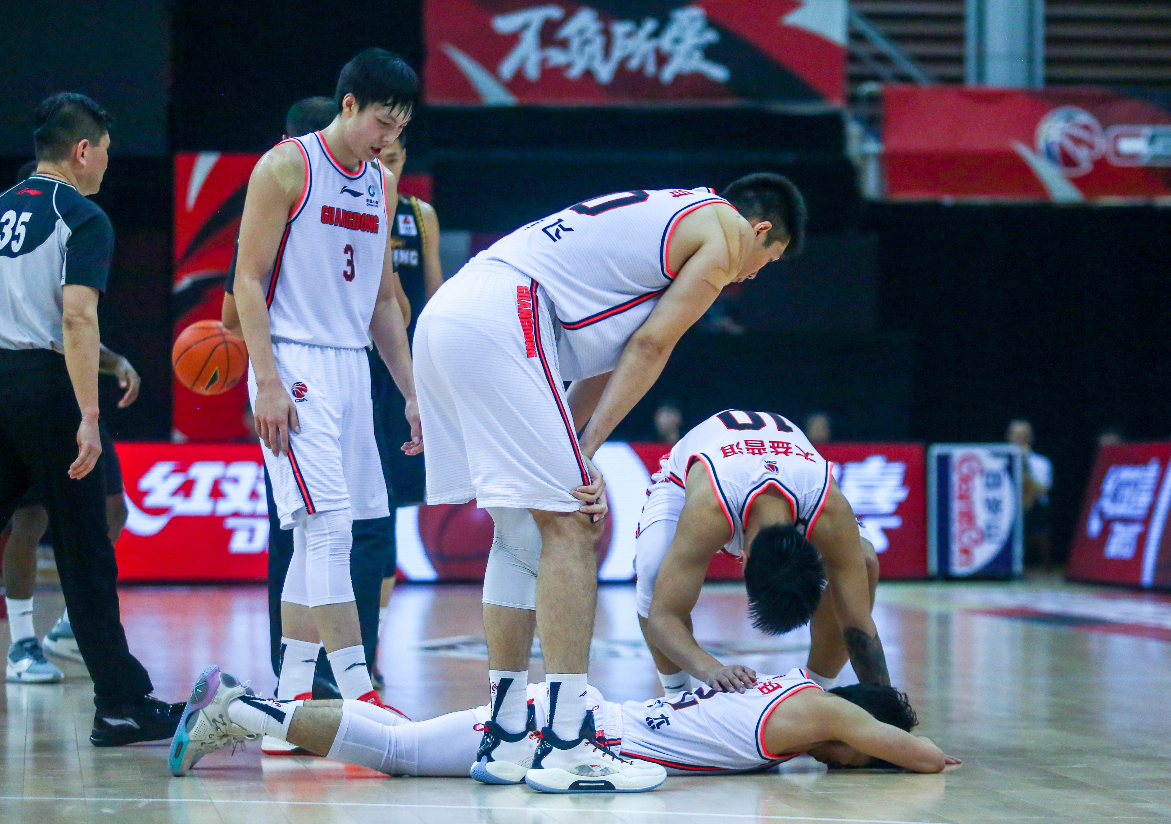 关键时刻斯图加特备战足总杯，篮板制胜细节曝光，压力陡增，团队化学反应显著的简单介绍-九游体育下载